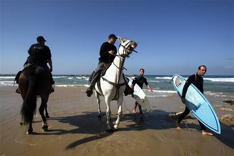 Izraelská policie blokuje pístup na tyi desítky kilometr pláí severn od palestinského pásma Gazy.